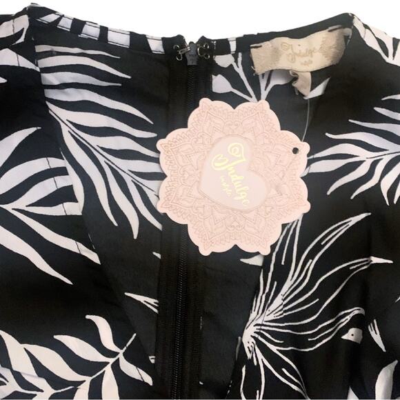 Black White Short Sleeve V Neck Tropical Print Jumpsuit Size Small Floral Beachy - Picture 2 of 9